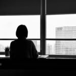 Office worker taking a mental break by looking out the window to recharge energy during the 17 minute rest phase.