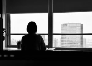 Office worker taking a mental break by looking out the window to recharge energy during the 17 minute rest phase.