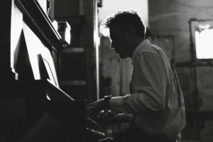 Silhouette of a pianist practicing intensely, illustrating the concept of deliberate practice and the 10,000 hour rule