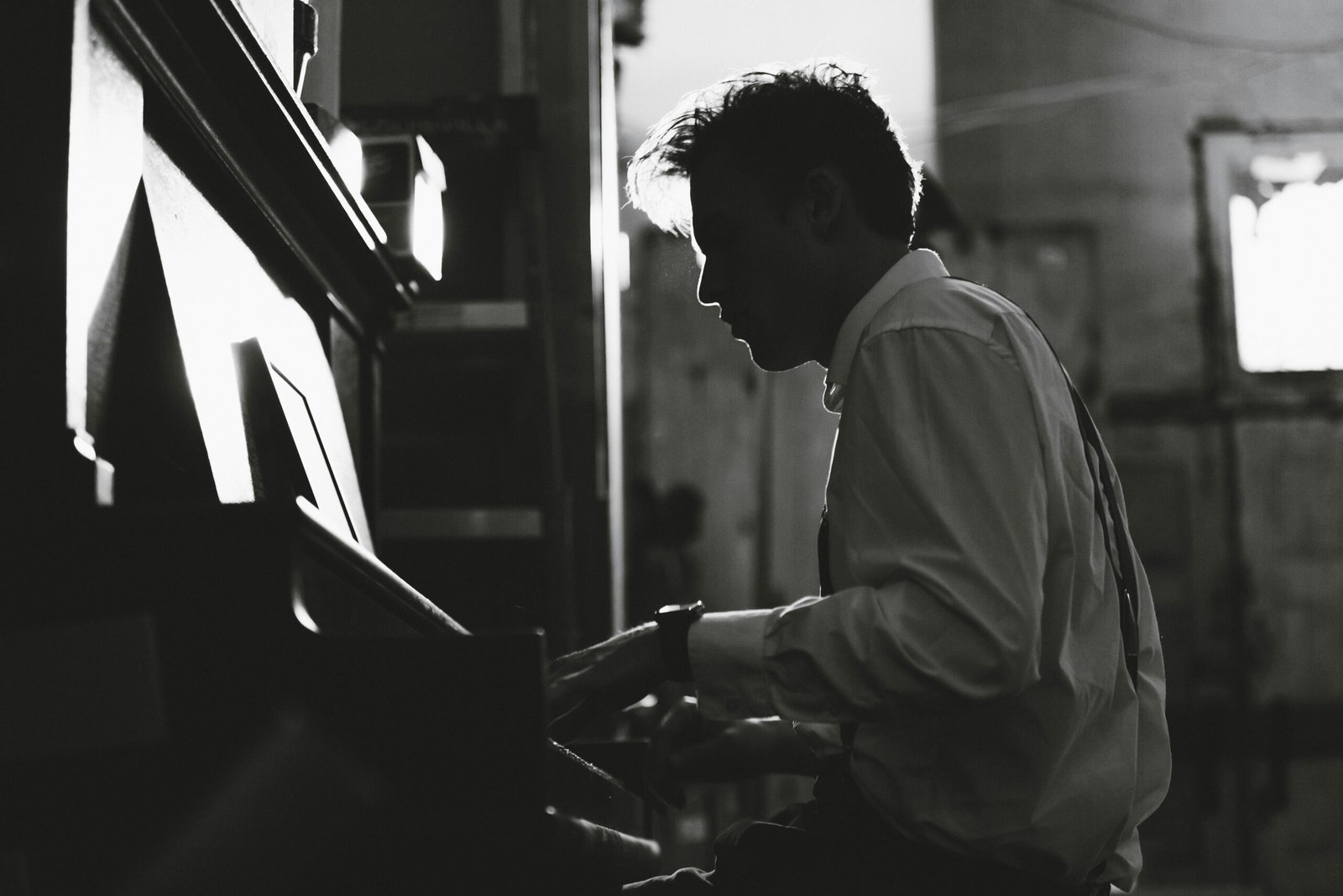 Silhouette of a pianist practicing intensely, illustrating the concept of deliberate practice and the 10,000 hour rule